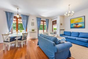 グダニスクにあるSailor House - Neptun Parkの青いソファとテーブルのあるリビングルーム