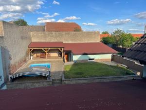 ZloniceApartmán s venkovním bazénem Zlonice的一座带游泳池和大楼的房子