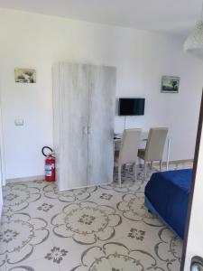 Televízia a/alebo spoločenská miestnosť v ubytovaní LA CAVA DI DAFNE + 25 fotografií