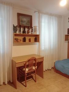 a desk and a chair in a room with a bed at Appartamento vacanze Casadueottanta loc-13704 in Venice
