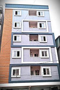 een hoog gebouw met veel ramen bij Modern 1 BHK in Kondapur in Prime Location #103 in Kondapur