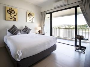Postel nebo postele na pokoji v ubytování Fortune Riverview Hotel Chiang Khong