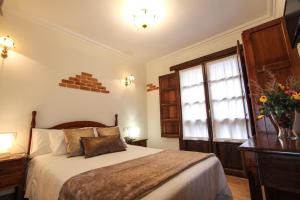 A bed or beds in a room at Hotel Rural El Espino