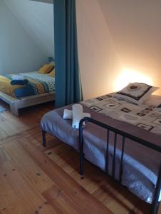 ラ・ロック・ガジャックにあるle petit bambouのベッド2台と鏡のある寝室