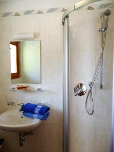 サン・ヴィジリオ・ディ・マレッベにあるColhofのバスルーム(シャワー、シンク付)