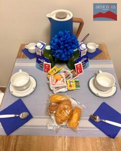 una mesa con un mantel con comida. en Armonica Apartment, en Castellammare di Stabia