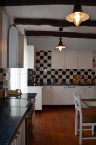 Η κουζίνα ή μικρή κουζίνα στο Charmant Gîte dans Maison Quercynoise +25 φωτογραφίες