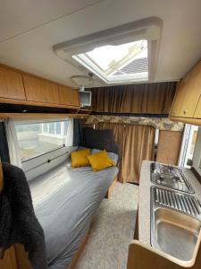 Η κουζίνα ή μικρή κουζίνα στο The Cosy Camper at Rockfield Park