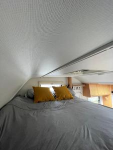 Ένα ή περισσότερα κρεβάτια σε δωμάτιο στο The Cosy Camper at Rockfield Park