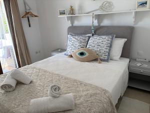 斯基亚索斯镇Skiathos Town House的一间卧室，床上有一张带毛巾的床