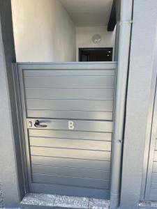una puerta de garaje con la letra b en ella en Casa Pereira 3, en Ponta do Pargo