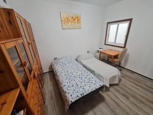 een kamer met 2 bedden, een bureau en een spiegel bij 3Brooms APARTMENT 90 M2 TERASSE 18M2 AirCondit in Vecindario