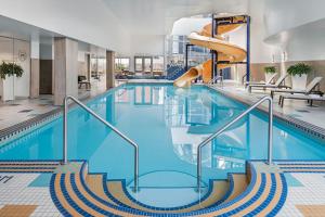 Bazén v ubytování Sheraton Suites Calgary Eau Claire nebo v jeho okolí