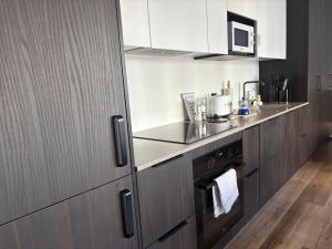 Кухня або міні-кухня у Ocean View Suite near Sky Lagoon