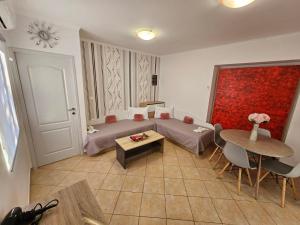 una camera con letto e tavolo e tavolo con sedie di Faliraki Holidays a Faliraki