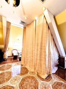 a room with a curtain and a floor at Central Skylight Suites - The Breakroom in Bucharest