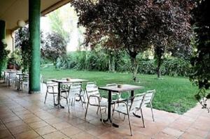 a group of tables and chairs in a patio at Hotel Torres I in Villanueva del Arzobispo