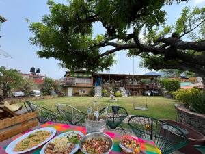 une table avec des assiettes de nourriture au-dessus d'une cour dans l'établissement Hotel posada el paraíso, à Tepoztlán