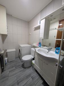 Koupelna v ubytování NiceOneLakeView + 16 fotografií