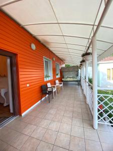 Rõdu või terrass majutusasutuses Osobyi Guest house