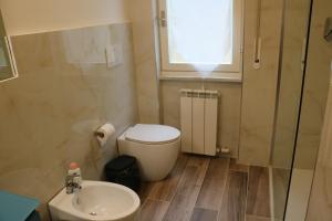 A bathroom at Villa Maremonti - con 3 piscine