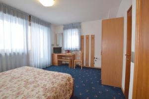 Rúm í herbergi á Hotel Coldai