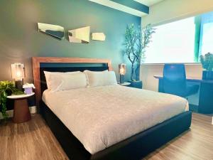 ロサンゼルスにあるPenthouse 2 Bedroom with Hollywood Sign View!のベッドルーム(大型ベッド1台、青い椅子付)