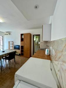 Η κουζίνα ή μικρή κουζίνα στο Beli's Apartments