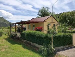 a small house in a yard with a hedge at Smještaj Dada in Trebinje