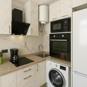cocina con lavadora, fregadero y microondas en Petit cocon d'Agadir, en Agadir