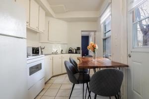 Η κουζίνα ή μικρή κουζίνα στο Ideal 4BR Property in Downtown Montreal