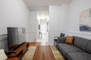 Μια τηλεόραση ή/και κέντρο ψυχαγωγίας στο Ideal 4BR Property in Downtown Montreal