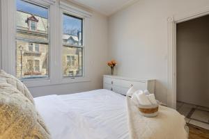 Ένα ή περισσότερα κρεβάτια σε δωμάτιο στο Ideal 4BR Property in Downtown Montreal