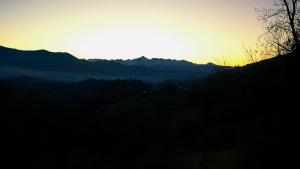 ein Sonnenuntergang über einem Tal mit Bergen im Hintergrund in der Unterkunft Gîte de montagne in Boussenac + 9 Fotos