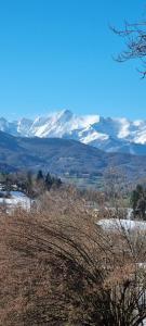 Blick auf schneebedeckte Berge in der Ferne in der Unterkunft Gîte de montagne in Boussenac