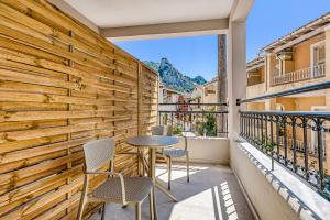 patio ze stołem i krzesłami na balkonie w obiekcie Almyra Apartments & Studios w mieście Agios Gordios