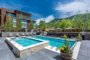 Bazén v ubytování SpringHill Suites by Marriott Jackson Hole nebo v jeho okolí