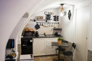 eine Küche mit einem schwarzen Kühlschrank und einem Tisch in der Unterkunft Cantovì in Bari