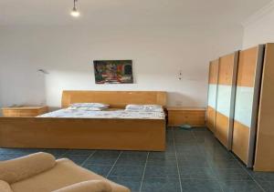 a bedroom with a bed and a couch in it at فيلا راحة وأناقة على خطوات من البحر in Dawwār Ibrāhīm Abū Shunaywīr +18 photos
