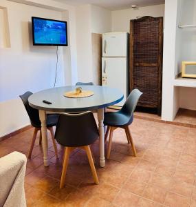 a kitchen with a table and chairs and a refrigerator at Departamento Cómodo con Cochera in Villa Mercedes