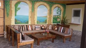sala de estar con sofá y mesa en Rusalka Guest House, en Feodosia