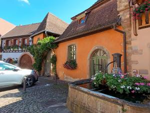a house with a car parked in front of it at Le Coin Zen - Parking, Borne VE et Fibre in Bergheim