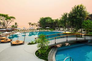 Bazén v ubytování Hua Hin Marriott Resort and Spa nebo v jeho okolí