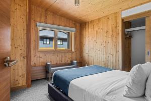 Giường trong phòng chung tại Alps #201- LEED Gold Certified