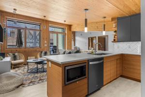 Nhà bếp/bếp nhỏ tại Alps #201- LEED Gold Certified