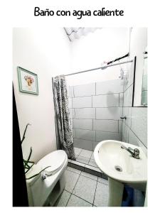 Koupelna v ubytování Mini departamento en Playas Villamil