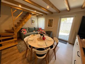 TV a/nebo společenská místnost v ubytování Studio Rybacka 4 Darłówko