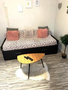 Charme de Blois à 2 min Château Local à vélos في بلوا: غرفة أمامها سرير وطاولة