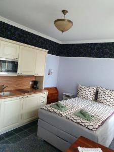 バート・ローテンフェルデにあるFerienwohnung am Kurpark mit Balkonのベッドと洗面台のある小さな寝室 +7枚の写真