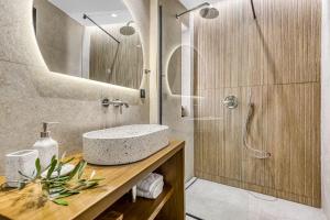 阿齐欧斯·贡多斯Almyra Living - Adults Only的浴室配有洗手池和淋浴